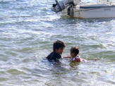 子供と海で